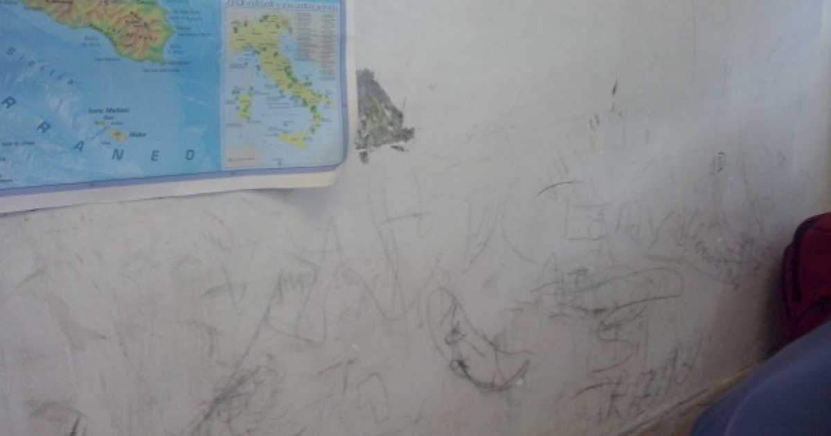 Bari, a pulire la scuola ci pensano i genitori. Ma c'� chi non � d'accordo